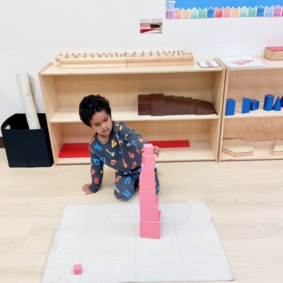 Child stacking blocks Photo